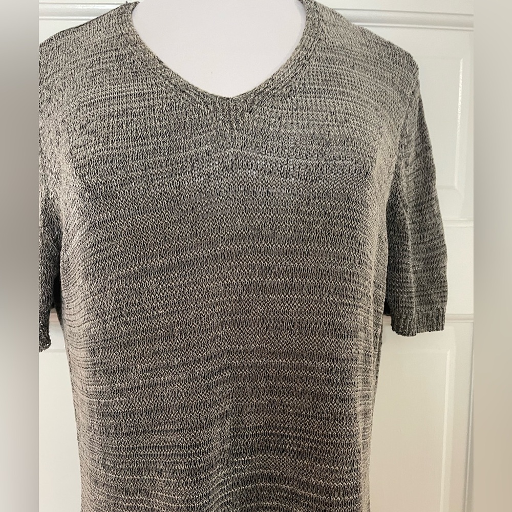 PRICE CUT!!   Belford short sleeve woven top. Gray/ black. Size M. EUC